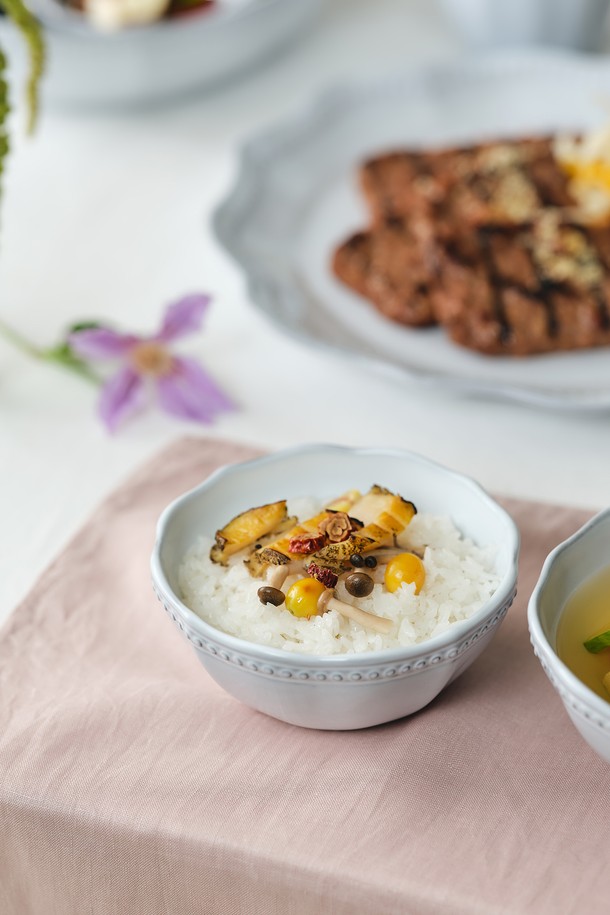 [Costa Nova] 콜라레스 13cm 밥공기는 도자기 소재의 화이트 컬러 밥공기입니다. 장식적인 테두리 패턴과 클래식한 스타일이 특징이며, 18세기 유럽 도자기 스타일을 현대적으로 재해석했습니다. 친환경 블랙 클레이를 사용하여 수작업으로 제작되었으며, 전자레인지, 식기세척기, 오븐 사용이 가능하여 실용적입니다. 수작업 특성상 제품마다 미세한 차이가 있을 수 있으며, 바닥면은 유약 처리가 되어 있지 않습니다. 식기로 사용하기에 적합합니다.
