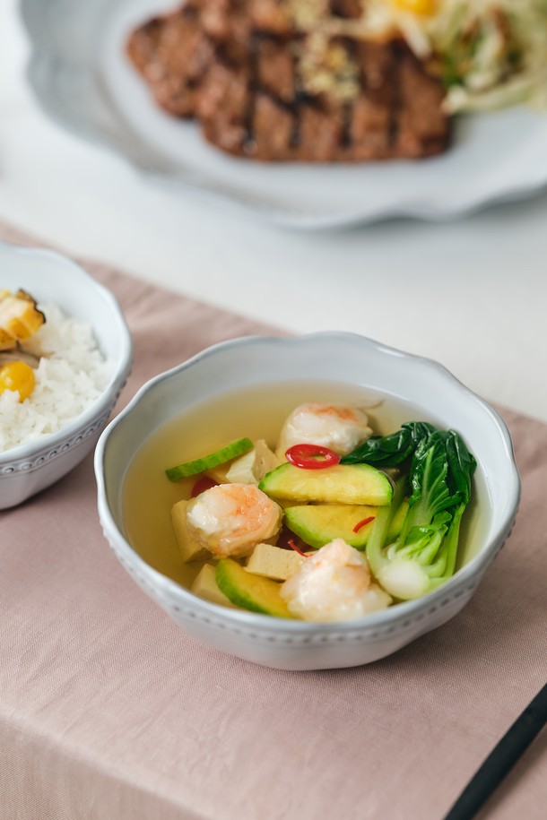 [Costa Nova] 콜라레스 15cm 국공기는 스톤웨어 소재로 제작된 국공기입니다. 로코코와 신고전주의 패턴에서 영감을 받은 화이트 컬러의 디자인은 장식적인 요소와 리듬감 있는 조화로 시각적인 아름다움을 선사합니다. 에코 프렌들리 블랙 클레이를 사용하여 친환경적인 가치를 더했으며, 수공예 공정으로 제작되어 각 제품마다 미묘한 차이가 존재합니다. 불규칙한 바닥면과 패턴 및 음영의 자연스러운 차이는 제품의 개성을 더합니다. 당신의 식탁에 특별함을 더해줄 콜라레스 국공기를 만나보세요.
