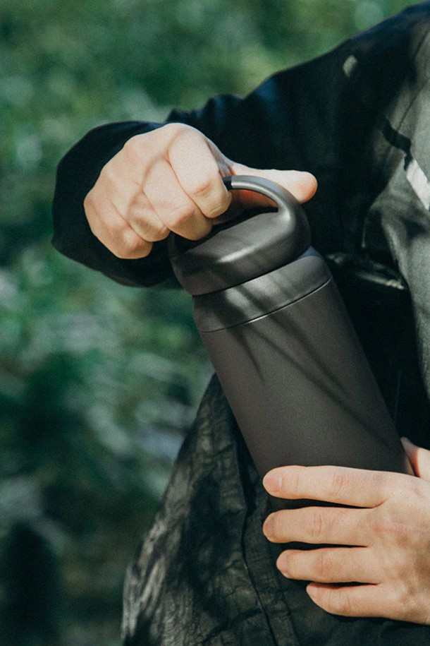 **킨토 데이오프 텀블러 900ml**는 일상, 여행, 레저 활동에 적합한 텀블러입니다. 900ml 용량의 스테인리스 스틸 소재로 제작되었으며, 블랙 색상으로 깔끔한 디자인을 자랑합니다. 진공 단열 구조, 결로 방지 기능, 인체공학적 손잡이를 통해 보온 및 보냉 기능을 제공하며, 얼음을 효과적으로 차단합니다. 파우더 코팅 표면 처리와 매끄러운 질감으로 내구성이 뛰어나며, 얼룩과 냄새 흡수를 방지하여 음료 본연의 맛과 향을 오랫동안 유지해 줍니다.
