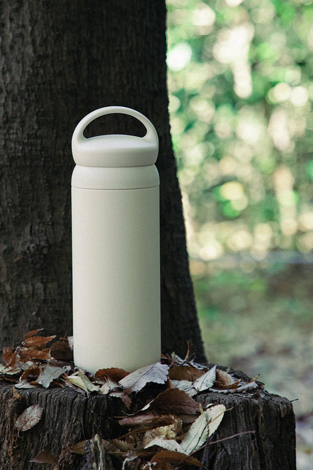 [KINTO] 데이오프 텀블러 900ml는 외출 및 레저 활동에 적합한 텀블러입니다. 부드러운 음용구와 인체공학적 손잡이, 파우더 코팅 외관으로 디자인되어 편안한 사용감을 제공합니다. 이중벽 진공 단열 구조로 보온 성능은 6시간 동안 69°C 이상, 보냉 성능은 6시간 동안 7°C 이하를 유지합니다. 스테인리스 스틸, PP, 고무 소재로 제작되었으며, 냄새 흡착 방지 내부 표면과 외부 돌출 나사 없는 디자인으로 위생적입니다. 900ml 용량에 900ml 얼음 유출 방지 기능까지 갖춰 실용성을 더했습니다.
