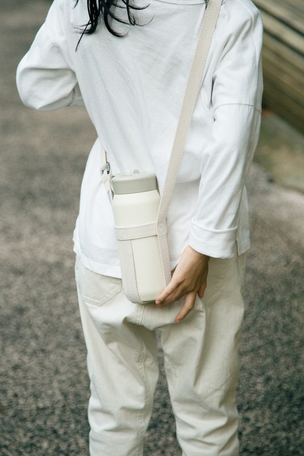 킨토 플레이 텀블러 300ml 스트랩 세트는 애시 그린, 화이트, 애시 핑크, 애시 블루 4가지 색상으로 만나볼 수 있습니다. 스테인리스스틸, 폴리프로필렌, 폴리에틸렌 소재로 제작되었으며, 이중구조 진공단열 방식으로 보온·보냉 기능을 제공합니다. 300ml 용량으로, 평평한 바닥과 분리형 빨대, 잔여물 최소화 설계로 편리함을 더했습니다. 손잡이와 스트랩이 있어 휴대성이 뛰어나며, 어린이용 디자인으로 제작되어 음료용으로 적합합니다. 6시간 이하 7도의 보냉 성능을 유지합니다.