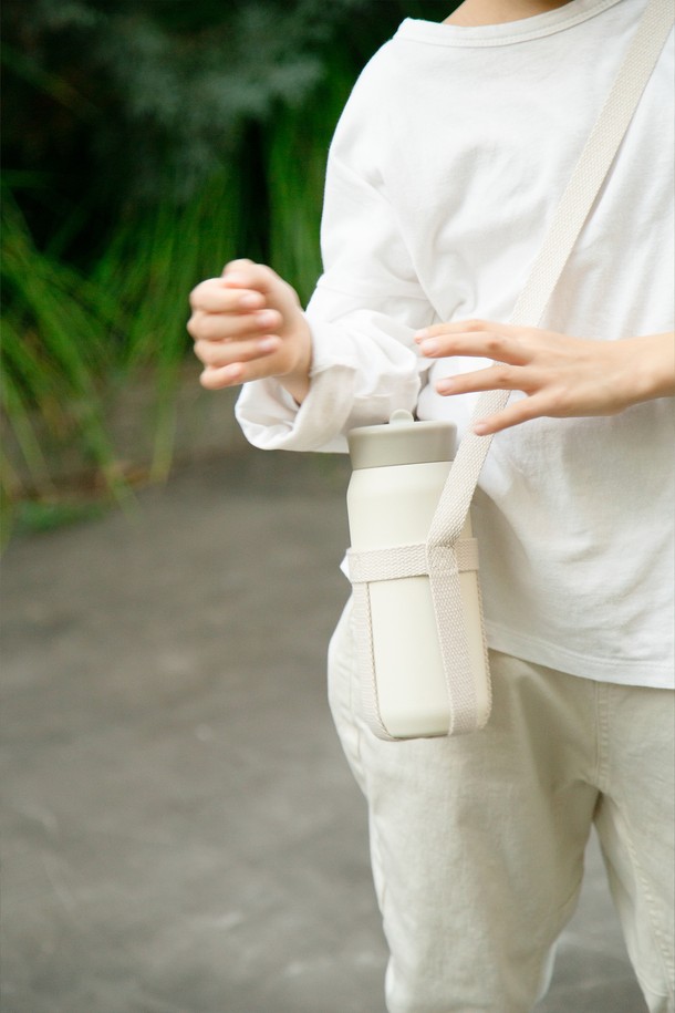 [KINTO] 플레이 텀블러 480ml 스트랩 세트는 부드러운 곡선형 바디와 파우더 코팅 마감으로 세련된 디자인을 자랑합니다. 내부 이중 구조와 진공 단열 기술로 보온 및 보냉 기능을 제공하며, 6시간 동안 7도 이하의 온도를 유지합니다. 480ml 용량으로 넉넉하게 음료를 담을 수 있으며, 스트랩이 함께 구성되어 있어 휴대성을 높였습니다. 스테인리스 스틸, PP, PE 소재로 제작되었으며, 스트로우 탈부착이 가능합니다. Ash Pink, White, Ash Green, Ash Blue 네 가지 색상으로 만나보세요.
