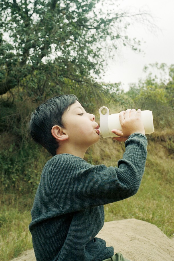 [KINTO] 플레이 텀블러 300ml는 일상생활에서 시원하게 음료를 즐길 수 있도록 디자인되었습니다. 화이트, 퍼플, 레드, 라임 그린, 터콰이즈의 매력적인 5가지 색상으로 제공되며, 300ml 용량으로 휴대성을 높였습니다. 이중벽 구조와 진공 단열 기술로 6시간 동안 7도 이하의 보냉 효과를 제공하며, 얼음이 천천히 녹아 음료의 맛을 오랫동안 유지시켜 줍니다. 빨대형 입구와 손잡이 디자인은 편리함을 더하고, 분리형 내부 빨대로 위생적인 사용이 가능하며, 마지막 한 방울까지 음용할 수 있습니다. 스테인리스 스틸, PP, 고무, PET 소재를 사용하여 제작되었으며, 차가운 음료 전용으로 어린이가 사용하기에도 적합합니다.
