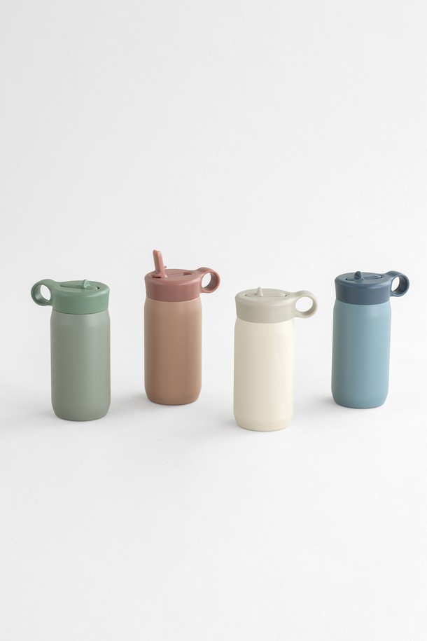 [KINTO] 플레이 텀블러 300ml는 일상생활에서 시원하게 음료를 즐길 수 있도록 디자인되었습니다. 화이트, 퍼플, 레드, 라임 그린, 터콰이즈의 매력적인 5가지 색상으로 제공되며, 300ml 용량으로 휴대성을 높였습니다. 이중벽 구조와 진공 단열 기술로 6시간 동안 7도 이하의 보냉 효과를 제공하며, 얼음이 천천히 녹아 음료의 맛을 오랫동안 유지시켜 줍니다. 빨대형 입구와 손잡이 디자인은 편리함을 더하고, 분리형 내부 빨대로 위생적인 사용이 가능하며, 마지막 한 방울까지 음용할 수 있습니다. 스테인리스 스틸, PP, 고무, PET 소재를 사용하여 제작되었으며, 차가운 음료 전용으로 어린이가 사용하기에도 적합합니다.
