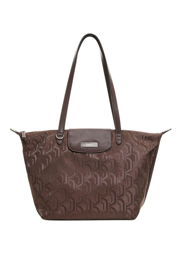 [로사케이] 모노폴리 쇼퍼 34_BR (RPXFBF861BR34)는 여성용 쇼퍼백입니다. 브라운 컬러의 폴리에스테르 소재로 제작되었으며, 로고 패턴이 돋보입니다. 가방 사이즈는 미디엄이며, 사각 형태에 지퍼형 잠금 방식으로 내용물을 안전하게 보관할 수 있습니다. 숄더 스트랩 길이는 30cm이며, 가로 30.5cm, 세로 29.5cm, 폭 19cm 크기에 무게는 360g입니다. 출근룩, 쇼핑룩, 여행룩 등 다양한 TPO에 클래식, 미니멀, 캐주얼 스타일로 연출하기 좋습니다.
