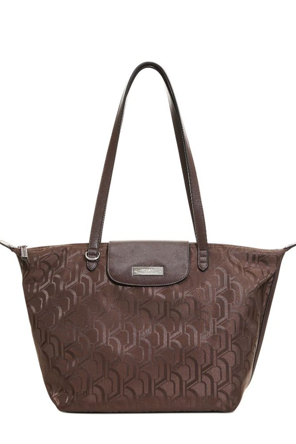 [로사케이] 모노폴리 쇼퍼 34_BR (RPXFBF861BR34)는 여성용 쇼퍼백입니다. 브라운 컬러의 폴리에스테르 소재로 제작되었으며, 로고 패턴이 돋보입니다. 가방 사이즈는 미디엄이며, 사각 형태에 지퍼형 잠금 방식으로 내용물을 안전하게 보관할 수 있습니다. 숄더 스트랩 길이는 30cm이며, 가로 30.5cm, 세로 29.5cm, 폭 19cm 크기에 무게는 360g입니다. 출근룩, 쇼핑룩, 여행룩 등 다양한 TPO에 클래식, 미니멀, 캐주얼 스타일로 연출하기 좋습니다.
