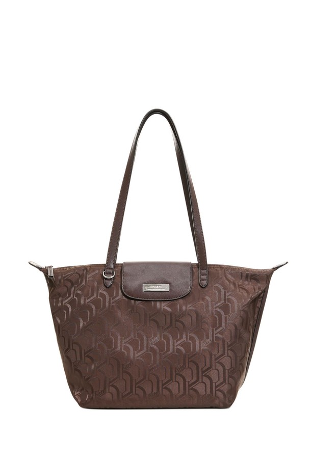 [로사케이] 모노폴리 쇼퍼 34_BR (RPXFBF861BR34)는 여성용 쇼퍼백입니다. 브라운 컬러의 폴리에스테르 소재로 제작되었으며, 로고 패턴이 돋보입니다. 가방 사이즈는 미디엄이며, 사각 형태에 지퍼형 잠금 방식으로 내용물을 안전하게 보관할 수 있습니다. 숄더 스트랩 길이는 30cm이며, 가로 30.5cm, 세로 29.5cm, 폭 19cm 크기에 무게는 360g입니다. 출근룩, 쇼핑룩, 여행룩 등 다양한 TPO에 클래식, 미니멀, 캐주얼 스타일로 연출하기 좋습니다.
