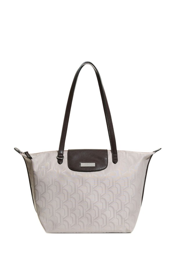 로사케이 모노폴리 쇼퍼 34_BG (RPXFBF861BG34)는 베이지 컬러의 여성용 쇼퍼백입니다. 폴리에스테르 소재에 로고 패턴이 특징이며, 가벼운 360g의 중량으로 편안하게 사용 가능합니다. 30cm 숄더 스트랩, 사각 형태, 지퍼 잠금 방식, 프리미엄 가죽 소재와 자연스러운 주름 및 표면감을 통해 고급스러움을 더하며, 가로 30.5cm, 세로 29.5cm, 깊이 19cm의 미디엄 사이즈로 실용성을 높였습니다.
