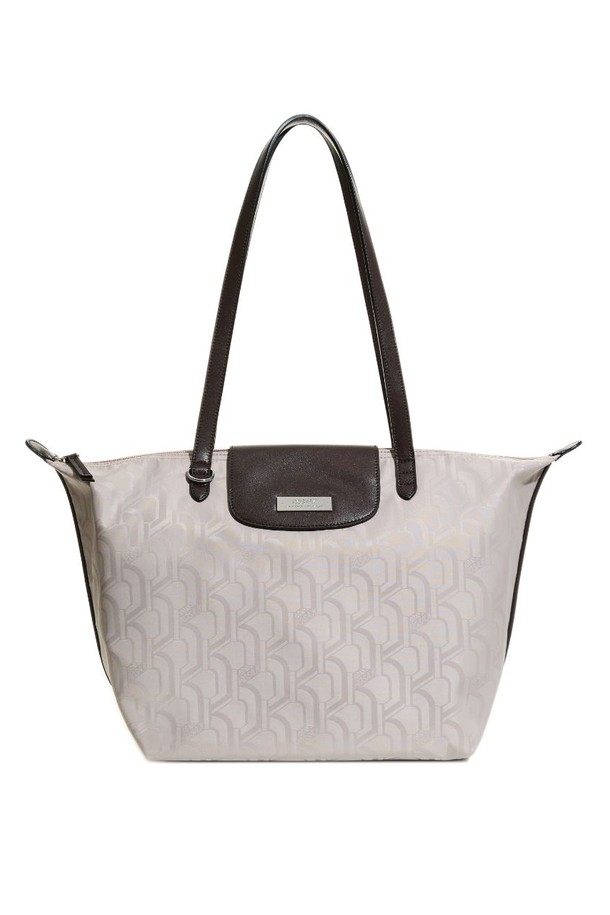 로사케이 모노폴리 쇼퍼 34_BG (RPXFBF861BG34)는 베이지 컬러의 여성용 쇼퍼백입니다. 폴리에스테르 소재에 로고 패턴이 특징이며, 가벼운 360g의 중량으로 편안하게 사용 가능합니다. 30cm 숄더 스트랩, 사각 형태, 지퍼 잠금 방식, 프리미엄 가죽 소재와 자연스러운 주름 및 표면감을 통해 고급스러움을 더하며, 가로 30.5cm, 세로 29.5cm, 깊이 19cm의 미디엄 사이즈로 실용성을 높였습니다.
