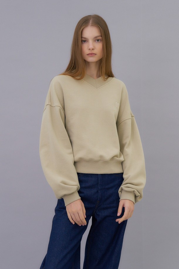 HEROINE - 스웻셔츠 - [히로인] [22FW] V-neck cotton logo sweatshirt (beige)