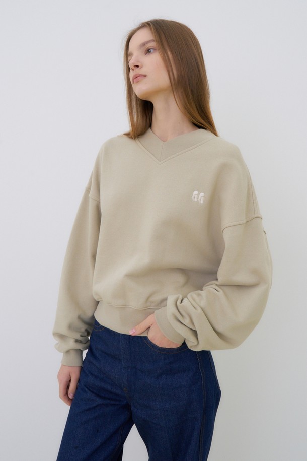 HEROINE - 스웻셔츠 - [히로인] [22FW] V-neck cotton logo sweatshirt (beige)