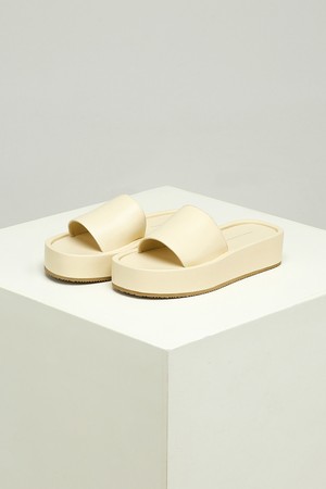 [21SS] LAMB SKIN PLATFORM SLIDES [CREAM]