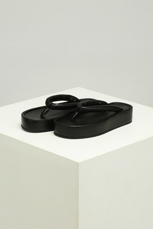 [21SS] LAMB SKIN PADDED FLIP-FLOPS [BLACK]