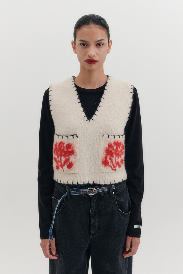 [K] 플로럴 자카드 니트 베스트 - 2컬러_B for Binding는 여성용 니트 베스트입니다. 아이보리와 네이비 두 가지 색상으로 출시되었으며, 플라워 자카드 패턴과 브이넥 디자인이 특징입니다. 아크릴, 나일론, 울, 알파카 혼방 소재로 제작되어 중간 두께감과 입체적인 촉감을 선사합니다. 클래식, 미니멀, 로맨틱 스타일을 즐기는 분들께 추천하며, 데이트룩, 카페룩, 모임룩 등 다양한 TPO에 활용할 수 있습니다. 배색 스티치 마감으로 포인트를 더했으며, 시즌리스 착용이 가능하여 가디건과 함께 셋업으로도 연출할 수 있습니다.
