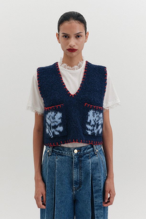 [K] 플로럴 자카드 니트 베스트 - 2컬러_B for Binding는 여성의 우아함을 살려주는 니트 베스트입니다. 아이보리, 네이비 두 가지 색상으로 출시되었으며, 봄, 가을에 데이트룩, 카페룩, 모임룩 등 다양한 TPO에 활용하기 좋습니다. 플라워 자카드 패턴과 입체적인 촉감, 두꺼운 두께감이 특징이며, 클래식, 미니멀, 걸리시 스타일을 연출하기에 좋습니다. 브이넥 디자인에 레귤러핏으로 깔끔한 실루엣을 선사하며, 단독 착용은 물론 가디건과 함께 셋업으로도 활용 가능합니다. 배색 스티치 마감으로 고급스러움을 더했습니다.
