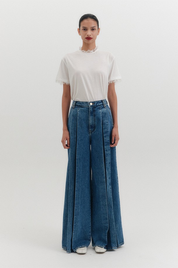 [D] 004 플리츠 와이드 데님 - 블루_B for Binding은 여성스러운 실루엣을 연출하는 데님 팬츠입니다. 하이웨이스트 디자인과 플리츠 디테일이 더해져 구조적인 볼륨감을 선사하며, 모던하고 미니멀한 스타일을 완성합니다. 봄, 여름, 가을 시즌에 활용하기 좋으며, 와이드핏 기장으로 편안한 착용감을 제공합니다. 블루 컬러의 데님 소재로 제작되어 데이트룩, 쇼핑룩, 카페룩 등 다양한 TPO에 매치하기 좋습니다. 미니멀, 클래식, 시크 스타일을 즐기는 분들께 추천합니다.
