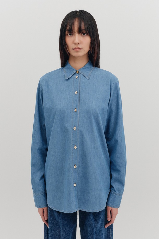 [D] 데님 셔츠 - 2컬러_B for Binding는 여성 고객을 위한 데님 셔츠입니다. 데님 블루와 블루 두 가지 색상으로 출시되었으며, 일상복으로 활용하기 좋습니다. 봄, 가을에 입기 적합하며, 베이직하고 캐주얼한 스타일을 연출할 수 있습니다. 레귤러 핏에 클래식 카라, 긴 소매 기장으로 디자인되었으며, 드라이한 촉감이 특징입니다. 버터플라이 로고 골드 버튼과 사이드라인 커브드 밑단 디테일이 돋보이며, 단독 또는 이너로 다양하게 활용 가능합니다. 데이트룩, 쇼핑룩에 캐주얼, 클래식, 미니멀한 스타일을 더해보세요.
