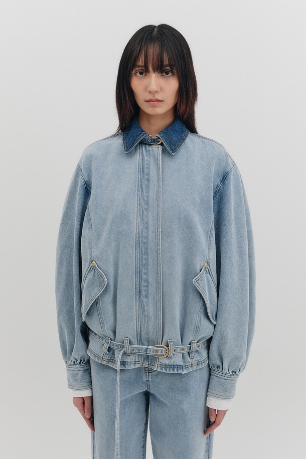 [D] 데님 봄버 재킷은 여성들을 위한 캐주얼 아우터입니다. 데님 블랙과 라이트 블루 두 가지 컬러로 출시되었으며, 봄 시즌에 어울리는 두꺼운 두께감의 무지 디자인입니다. 오버핏과 릴랙스핏으로 편안한 착용감을 선사하며, 백 컷 디테일, 소매 심 디테일, 골드 버클 벨트 디테일 등 다양한 특징이 돋보입니다. 조절 가능한 밑단, 대비되는 칼라 소재, 패치 포켓, 로고 버튼이 더해져 스타일리시함을 더했습니다. 일상, 쇼핑, 봄 소풍 등 다양한 TPO에 맞춰 캐주얼, 미니멀, 클래식한 스타일을 연출해보세요.
