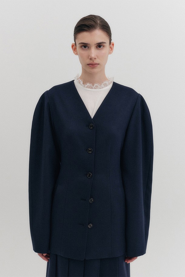 **[S] 오버사이즈 아워글래스 재킷 - 네이비**는 미니멀하고 클래식한 스타일을 추구하는 여성분을 위한 자켓입니다. 넉넉한 오버핏 실루엣과 허리 라인을 강조하는 아워글래스 디자인이 특징이며, 부드러운 폴리에스터 소재로 제작되어 편안한 착용감을 선사합니다. 돌먼 슬리브와 곡선 실루엣이 세련된 무드를 더하며, 특별한 특수 버튼 클로저로 포인트를 더했습니다. 봄, 가을 시즌 오피스룩, 모임룩, 데이트룩 등 다양한 TPO에 활용하기 좋은 아이템입니다.
