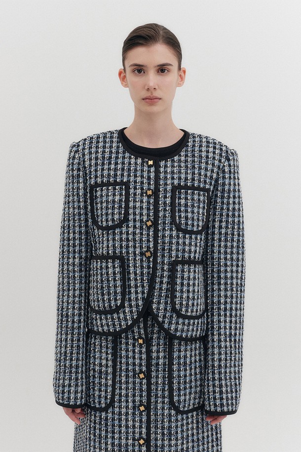 [S] 패널 숏 재킷 - 블루 멀티는 클래식하고 엘레강스한 스타일을 선호하는 여성들을 위한 숏 재킷입니다. 면, 아크릴, 폴리에스테르 혼방의 부드러운 촉감과 중간 두께감으로 봄, 가을에 착용하기 좋습니다. 체크 및 트위드 패턴의 블루 멀티 컬러가 돋보이며, 골드 버터플라이 로고 버튼과 파이핑 디테일이 고급스러움을 더합니다. 이탈리아 원단으로 제작되었으며, 테일러드 코트 타입에 레귤러핏으로 제작되어 데이트룩, 오피스룩, 모임룩 등 다양한 TPO에 활용 가능합니다. 세트 구성으로도 만나볼 수 있어 더욱 실용적입니다.
