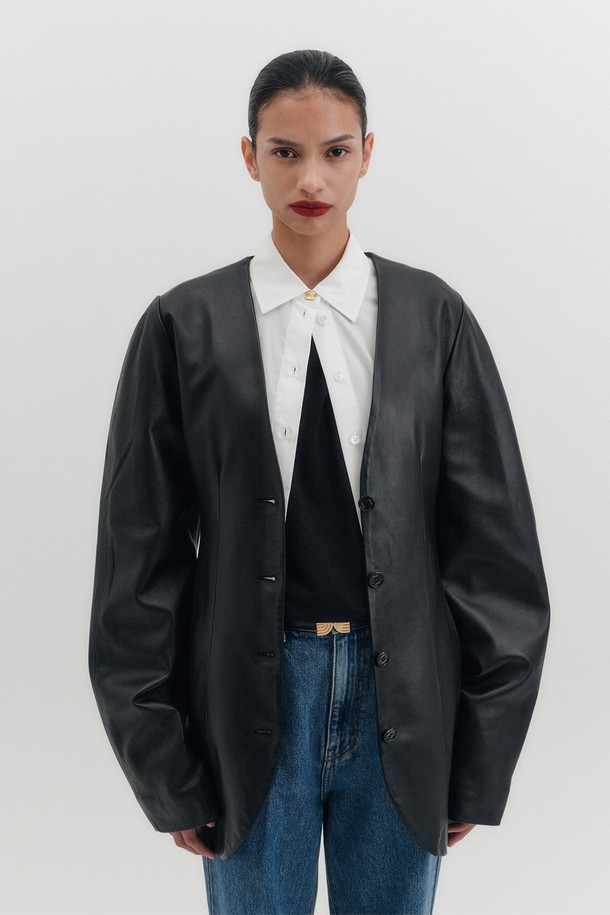 [S] 아워글래스 레더 재킷 - 블랙_B for Binding은 모던하고 미니멀한 스타일을 추구하는 여성들을 위한 레더 재킷입니다. 부드러운 소가죽 소재로 제작되었으며, 봄, 가을에 착용하기 좋은 두께감입니다. 허리 라인을 강조하는 아워글래스 실루엣과 돌먼 슬리브 디자인이 특징이며, 메탈 버튼과 테일러드 디테일로 세련됨을 더했습니다. 데이트룩, 모임룩, 가을 나들이룩 등 다양한 TPO에 시크하고 클래식한 무드를 연출할 수 있습니다. 안감은 폴리에스테르로 마감되었습니다.
