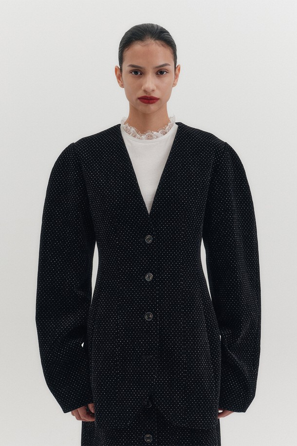 [S] 아워글래스 벨벳 재킷 - 블랙_B for Binding은 여성 고객을 위한 엘레강스하고 클래식한 스타일의 벨벳 재킷입니다. 얇은 두께감과 부드러운 촉감의 면 소재로 제작되어 봄, 가을에 착용하기 좋습니다. 블랙 컬러에 도트 패턴이 더해져 세련된 느낌을 주며, 허리 강조 실루엣과 돌먼 슬리브 디자인이 특징입니다. 싱글 버튼 여밈 방식과 레귤러핏으로 제작되었으며, 각인 버튼과 이탈리아 원단을 사용하여 고급스러움을 더했습니다. 데이트룩, 오피스룩, 모임룩 등 다양한 TPO에 활용할 수 있으며, 스커트와 함께 세트 착용하여 더욱 시크하고 미니멀한 스타일을 연출할 수 있습니다.
