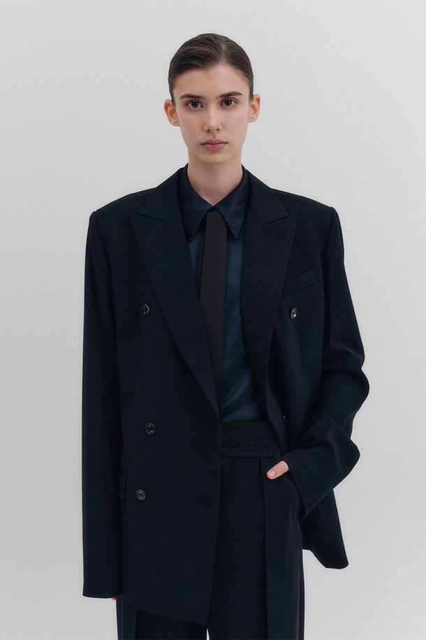 세련된 스타일을 연출하는 [E] 더블 브레스티드 재킷입니다. 아이보리, 네이비 두 가지 컬러로 구성되어 있으며, 봄, 가을 시즌에 활용하기 좋습니다. 테일러드 코트 타입으로, 피크드 라펠과 플랩 포켓, 웰트 포켓 디테일이 돋보입니다. 세미 오버핏으로 제작되어 편안한 착용감을 선사하며, 데일리룩과 오피스룩 모두 잘 어울립니다. 비스코스, 울, 폴리에스테르, 폴리우레탄 혼방 소재로 제작되어, 클래식하고 미니멀한 무드를 연출합니다.
