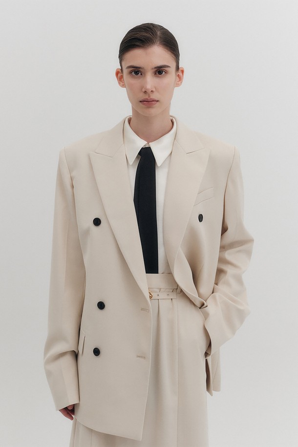 [E] 더블 브레스티드 재킷 - 2컬러는 여성 고객을 위한 클래식하고 미니멀한 디자인의 더블 브레스티드 재킷입니다. 아이보리, 네이비 2가지 색상으로 출시되었으며, 봄, 가을에 오피스룩 또는 데일리룩으로 활용하기 좋습니다. 테일러드 코트 타입으로, 피크드 라펠, 플랩 포켓, 웰트 포켓 등의 디테일이 돋보입니다. 비스코스, 울, 폴리에스테르, 폴리우레탄 혼방 소재로 제작되어 적당한 두께감을 제공하며, 오버핏으로 편안한 착용감을 선사합니다. 안감은 비스코스, 폴리에스테르 소재로 마감되었습니다.
