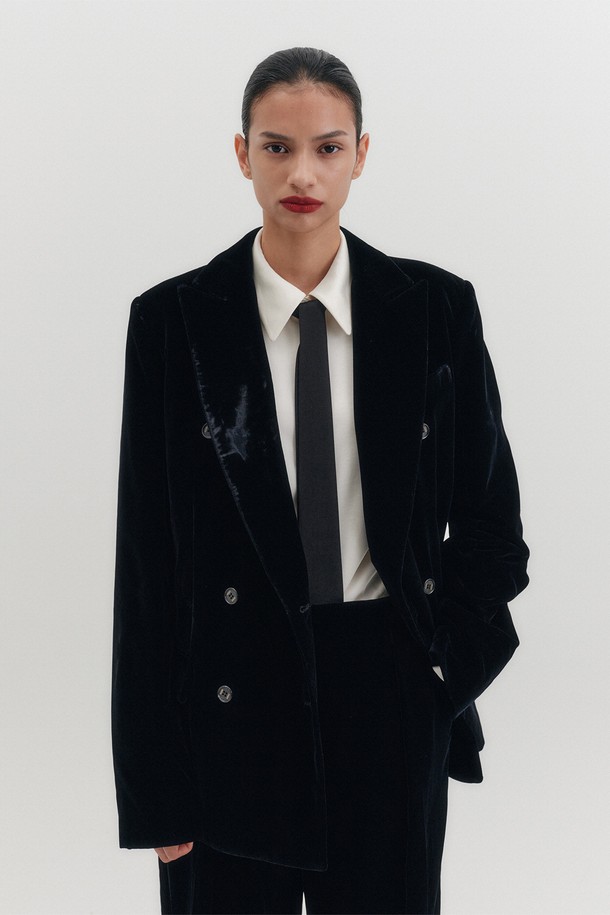 [E] 테일러드 벨벳 더블 자켓 - 블랙_B for Binding은 가을, 겨울 시즌 여성 고객을 위한 아우터입니다. 부드러운 촉감의 블랙 벨벳 소재에 아세테이트, 나일론을 혼방하여 고급스러움을 더했습니다. 레귤러핏, 레귤러 기장의 더블 버튼 테일러드 자켓으로, 와이드 노치드 라펠과 웰트 포켓 디테일이 특징입니다. 오피스룩, 출근룩, 모임룩 등 다양한 TPO에 활용 가능하며, 클래식, 미니멀, 시크한 스타일을 연출할 수 있습니다. 안감은 폴리에스터 소재로 제작되었으며, 세트 구성도 가능합니다.
