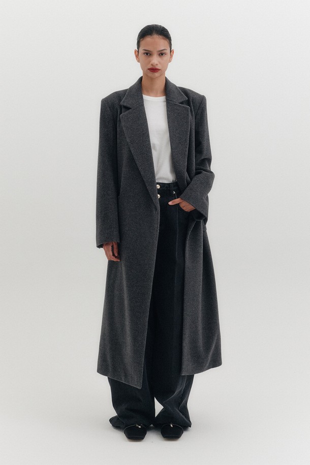 [E] 캐시미어 블렌드 벨티드 코트 - 그레이_B for Binding은 부드러운 촉감의 캐시미어 블렌드 소재로 제작된 여성용 코트입니다. 은은한 그레이 컬러의 무지 패턴으로, 미니멀, 베이직, 클래식 스타일을 연출하기 좋습니다. 가을, 겨울 시즌에 어울리는 롱 기장의 싱글 코트로, 벨트 디테일과 백 슬릿, 패치 포켓이 특징입니다. 레귤러핏이며, 출근룩, 오피스룩, 겨울 데일리룩에 활용하기 좋습니다. 얇은 두께감에 안감이 있어 편안하게 착용할 수 있으며, 싱글 버튼으로 간편하게 여밀 수 있습니다.
