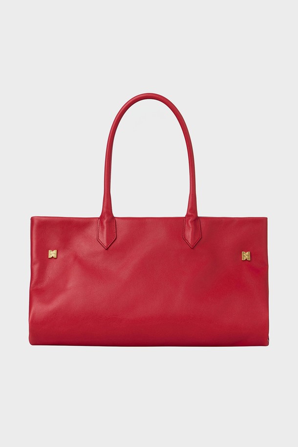 드리피 토트백 - 레드는 이탈리아에서 제작된 소가죽 소재의 여성용 토트백입니다. 미디엄 사이즈의 사각 쉐입에 무지 디자인으로, 골드 로즈 장식이 포인트입니다. 내부에는 2개의 오픈 포켓이 있으며, 나일론 안감 및 마그네틱형 잠금 방식으로 실용성을 더했습니다. 데이트룩, 오피스룩, 모임룩 등 다양한 TPO에, 클래식, 미니멀, 시크 스타일을 연출하기 좋습니다.
