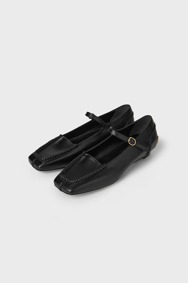 세련된 여성스러움을 더해줄 메리제인 플랫슈즈입니다. 부드러운 이탈리아 제작 소가죽 100% 소재로 제작되어 편안한 착용감을 선사하며, 라운드 앞코 디자인이 발을 더욱 여성스럽게 보이게 합니다. 2.5cm 플랫 굽으로 안정적인 활동성을 보장하며, 블랙 컬러에 골드 버클과 시그니처 나비 로고 골드 장식이 포인트로 더해져 클래식하면서 걸리시한 무드를 연출합니다. 데이트룩, 쇼핑룩, 카페룩 등 다양한 TPO에 매치하여 미니멀하면서도 세련된 스타일을 완성해보세요.
