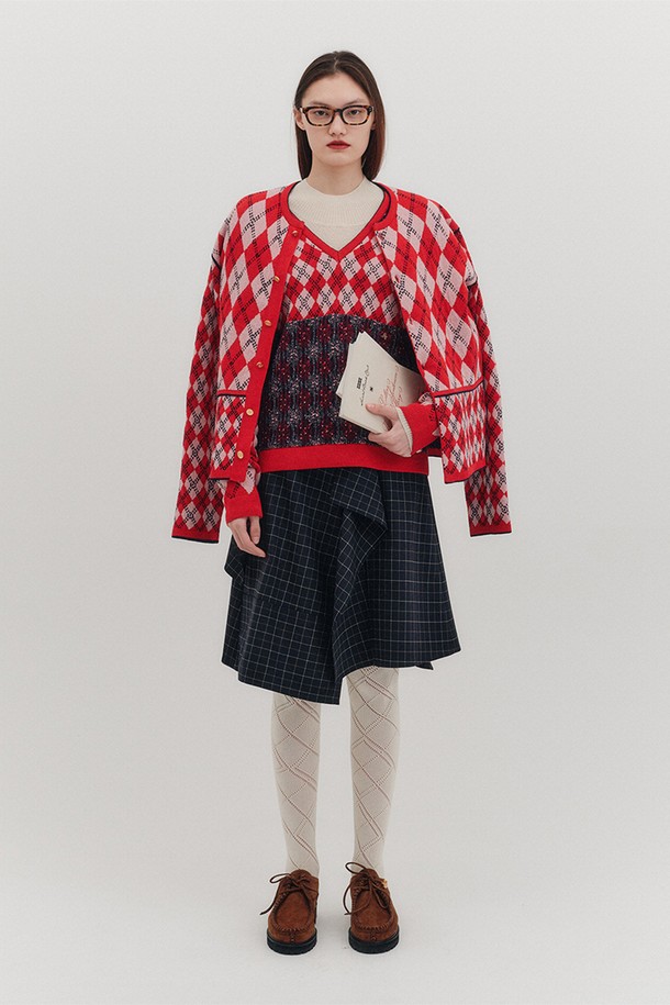 클래식한 아가일 패턴이 돋보이는 여성용 레드 니트 가디건입니다. 가을, 겨울 시즌에 어울리는 두꺼운 두께감으로 포근함을 선사하며, 부드러운 촉감이 특징입니다. 면, 아크릴, 나일론 혼방 소재로 제작되었으며, 라운드넥과 긴 소매 디자인으로 편안하게 착용할 수 있습니다. 마감 라인 배색 디테일과 실버 버튼, 벨벳사, 잉크 나비 로고가 돋보이며, 데이트룩, 카페룩, 겨울 데일리룩 등 다양한 TPO에 활용 가능합니다. 레귤러핏으로 제작되어 클래식, 미니멀, 캐주얼 스타일을 연출하기 좋습니다.
