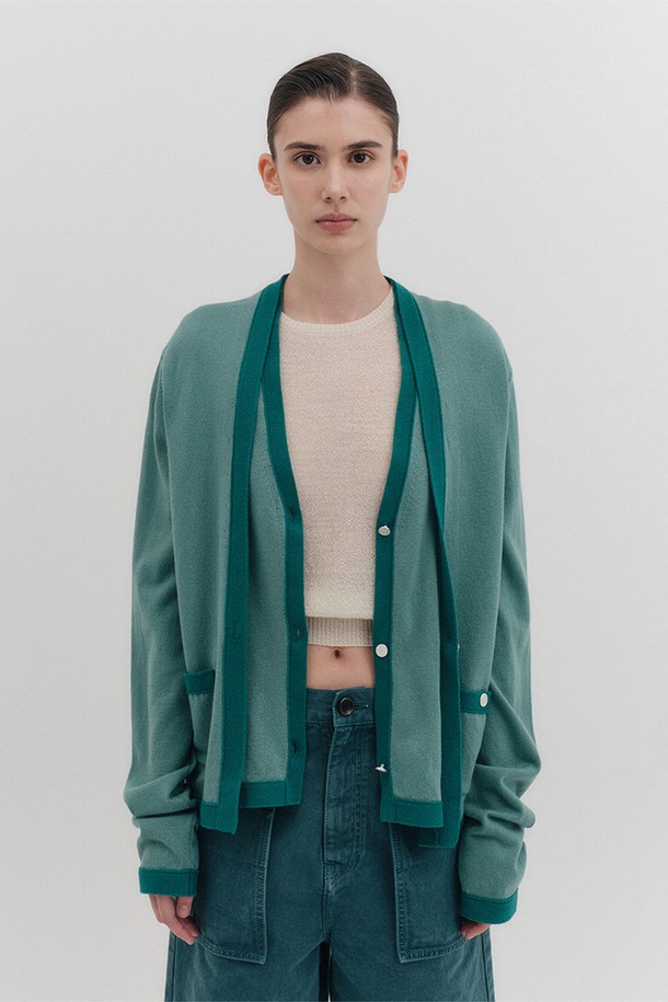 산뜻한 그린 컬러가 돋보이는 레이어드 니트 가디건입니다. 부드러운 울과 면 혼방 소재로 제작되어, 봄, 가을 간절기에 포근하게 착용하기 좋습니다. 베이직하고 클래식한 디자인에 레이어드 디테일과 배색, 골드 및 로고 버튼 장식이 더해져 세련된 무드를 연출합니다. 레귤러 핏으로 제작되었으며, 버튼 여밈 방식으로 간편하게 스타일링할 수 있습니다. 데이트룩, 카페룩, 모임룩 등 다양한 TPO에 클래식, 미니멀, 캐주얼 스타일로 연출해 보세요.
