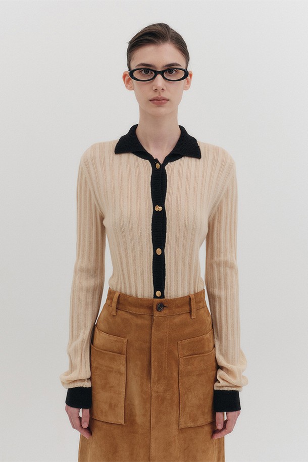 베이직한 디자인과 클래식한 무드가 돋보이는 카라 니트 가디건입니다. 부드러운 촉감의 나일론, 아크릴, 울, 알파카 혼방 소재로 제작되어 봄, 가을 시즌에 착용하기 좋습니다. 슬림핏 레귤러 기장으로 여성스러운 실루엣을 연출하며, 카라와 소매단, 앞단에 배색 디테일을 더해 포인트를 주었습니다. 골드 또는 로고 버튼으로 고급스러움을 더했으며, 데이트룩, 카페룩, 모임룩 등 다양한 TPO에 활용하기 좋습니다. 미니멀한 스타일을 선호하는 분들께 추천합니다.
