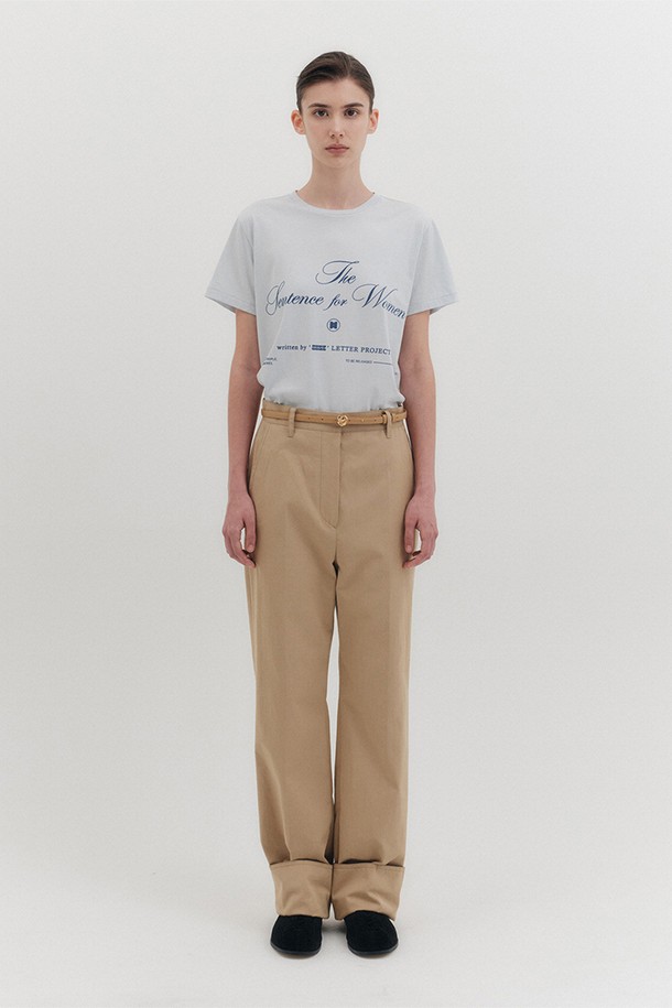 이탈리아 원단으로 제작된 스트레이트 팬츠 - 카멜입니다. 여성용이며, 클래식과 미니멀 무드를 동시에 연출합니다. 사계절 내내 활용 가능한 긴 기장의 무지 디자인으로, 오피스룩, 출근룩, 모임룩 등 다양한 TPO에 적합합니다. 하이라이즈, 사이드 슬릿 포켓, 후면 플랩 포켓, 히든 후크, 지퍼 여밈 디테일이 돋보이며, 면과 나일론 혼방 소재로 편안한 착용감을 선사합니다. 스트레이트 핏으로 시크한 스타일을 완성해보세요.
