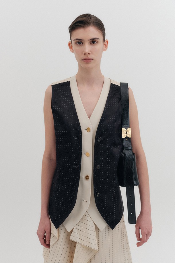 블랙 컬러의 배색 버튼 베스트입니다. V넥 디자인과 레귤러 핏으로 제작되었으며, 부드러운 촉감의 레이온, 실크, 비스코스, 울, 폴리에스테르, 폴리우레탄 혼방 소재를 사용했습니다. 허리 라인을 강조하는 디자인과 골드 버튼, 파이핑 포켓, 후면 스트라이프 배색, 잉크 나비 로고 디테일이 돋보입니다. 오피스룩, 모임룩, 데이트룩 등 다양한 TPO에 클래식, 미니멀, 시크한 스타일을 연출할 수 있습니다. 사계절 활용 가능한 민소매 베스트로, 안감이 있어 편안하게 착용할 수 있습니다.
