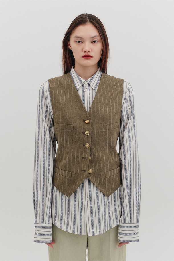 세련된 무드의 테일러드 베스트입니다. 부드러운 촉감의 울, 폴리아미드, 실크, 폴리에스테르 혼방 소재로 제작되어 사계절 내내 활용 가능합니다. 클래식한 디자인에 4개의 포켓, EENK 각인 소뿔 단추, 골드 로즈 버튼 디테일이 더해져 고급스러움을 더했습니다. 이탈리아 원단을 사용하여 퀄리티를 높였으며, 스탠다드핏으로 제작되어 편안한 착용감을 선사합니다. 자켓과 셋업하여 오피스룩, 모임룩, 소개팅룩 등 다양한 TPO에 맞춰 클래식, 미니멀, 시크한 스타일을 연출해보세요.
