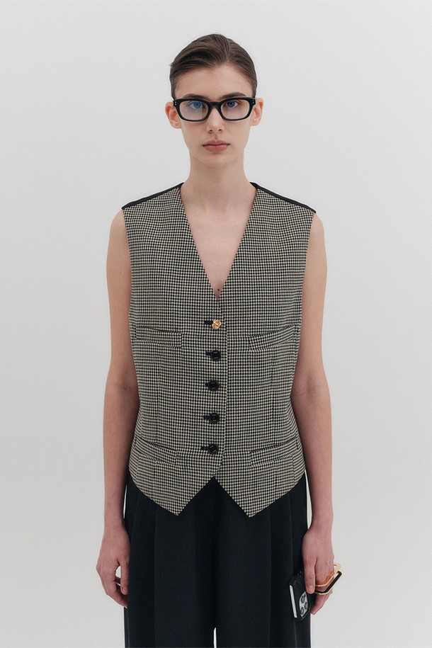 세련된 무드의 테일러드 베스트입니다. 블랙과 아이보리 두 가지 컬러로 출시되어, 각 스타일에 맞춰 선택할 수 있습니다. 울과 폴리에스테르 혼방 소재로 제작되어 사계절 내내 활용 가능하며, 스탠다드 핏과 브이넥 디자인이 특징입니다. 4개의 포켓과 골드 로즈 버튼, EENK 각인 소뿔 단추 디테일이 고급스러움을 더하며, 자켓 셋업으로도 연출할 수 있습니다. 오피스룩, 모임룩, 소개팅룩 등 다양한 TPO에 클래식, 미니멀, 시크한 스타일을 더해보세요.
