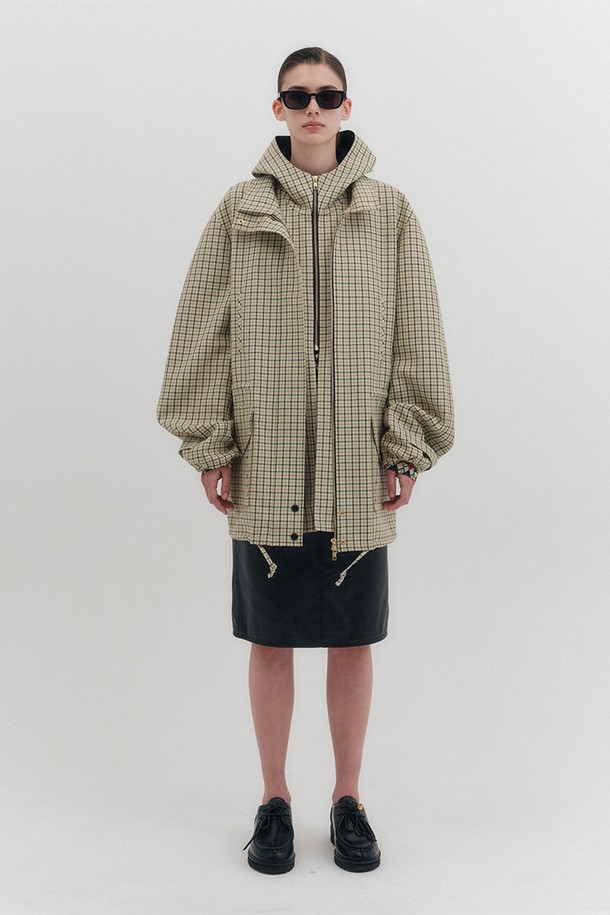 세련된 가을 스타일을 완성할 오버사이즈 후디 자켓입니다. 부드러운 울 혼방의 이태리 원단으로 제작되어 고급스러운 촉감과 뛰어난 보온성을 자랑합니다. 캐주얼, 클래식, 미니멀 룩에 모두 잘 어울리는 디자인으로, 아가일 패턴과 베이지 컬러가 은은한 포인트를 더합니다. 넉넉한 오버핏으로 편안한 착용감을 선사하며, 분리형 후드, 허리 스트링, 슬릿 포켓, 패치 포켓, 골드 지퍼 등 디테일한 요소들이 실용성을 더합니다. 가을 나들이룩, 여행룩에 완벽하게 어울리는 머스트 해브 아이템입니다.
