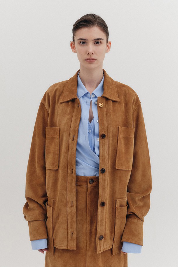 카멜 컬러의 포켓 스웨이드 재킷은 여성스러운 매력을 돋보이게 해주는 아우터입니다. 부드러운 양가죽 스웨이드 소재로 제작되어 봄, 가을 시즌에 적합하며, 릴랙스 핏으로 편안한 착용감을 선사합니다. 싱글 버튼 여밈 방식과 드롭 숄더 디자인이 클래식하면서도 미니멀한 스타일을 연출하며, 더블 레이어드 포켓과 EENK 각인 소뿔 단추, 골드 로즈 버튼이 시각적인 포인트를 더합니다. 데이트룩, 오피스룩, 모임룩 등 다양한 TPO에 활용 가능하며, 시크한 매력을 더해줍니다.
