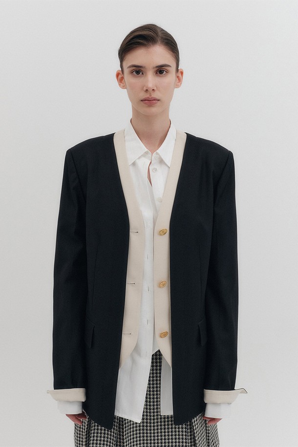 세련된 무드의 여성 블랙 브이넥 싱글 버튼 재킷입니다. 부드러운 비스코스 혼방 울 소재로 제작되어 봄, 가을 시즌에 적합하며, 세미 오버핏으로 편안하게 착용 가능합니다. 숄더 패드와 골드 버튼, 배색 베스트 레이어드 디테일이 더해져 모던하고 미니멀한 스타일을 완성합니다. 오피스룩, 비즈니스 캐주얼, 모임룩 등 다양한 TPO에 클래식하고 시크하게 연출할 수 있는 아이템입니다. 카라리스 디자인으로 세련된 분위기를 더했으며, 긴 소매 기장과 무지 패턴이 특징입니다.
