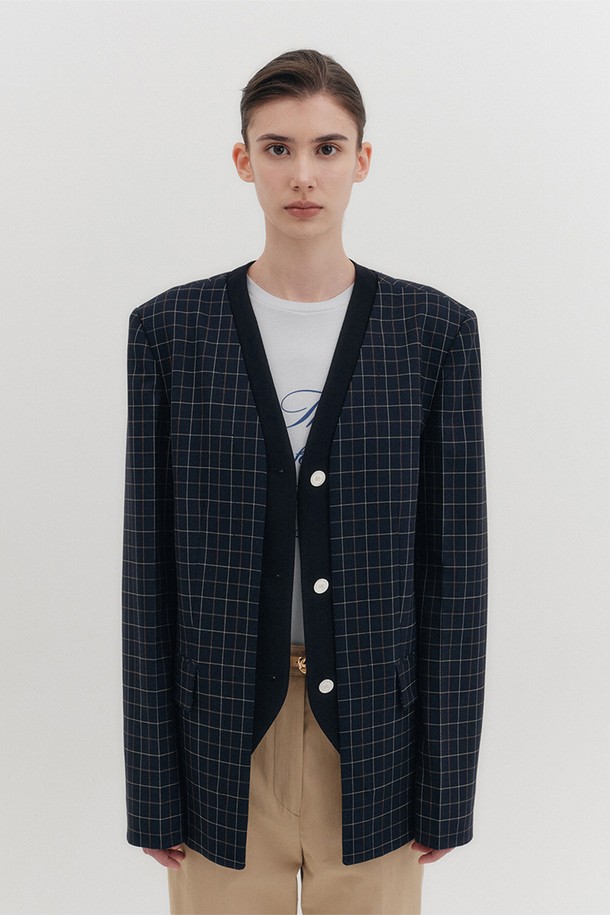 네이비 컬러의 브이넥 싱글 버튼 재킷입니다. 세미 오버핏으로 제작되어 편안하면서도 모던한 스타일을 연출합니다. 봄, 가을 시즌에 적합하며, 일상, 오피스룩, 비즈니스 캐주얼, 모임룩 등 다양한 TPO에 활용 가능합니다. 부드러운 촉감의 폴리에스테르, 비스코스, 울, 엘라스틴 혼방 소재로 제작되었으며, 숄더 패드, 배색 베스트 레이어드, 실버 버튼 장식, 이탈리아 원단을 사용하여 고급스러움을 더했습니다. 미니멀하고 시크한 무드를 연출하며, 클래식한 스타일까지 소화 가능한 활용도 높은 자켓입니다.
