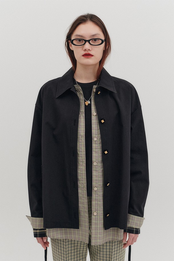 세련된 무드의 레이어드 자켓 - 블랙을 소개합니다. 여성스러운 실루엣을 연출하는 릴랙스 핏으로, 봄, 가을 시즌에 활용하기 좋은 아이템입니다. 부드러운 촉감의 면, 폴리아미드, 실크, 폴리에스테르 혼방 소재로 제작되었으며, 드롭 숄더 디자인과 셔츠 레이어드 디테일이 돋보입니다. 안감 배색 페이싱과 골드 버튼, 스트랩 벨트가 더해져 클래식하면서도 미니멀한 스타일을 완성합니다. 데이트룩, 오피스룩, 모임룩 등 다양한 TPO에 맞춰 시크하게 연출해보세요.
