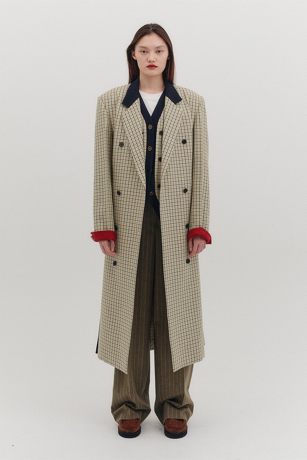 이탈리아 원단으로 제작된 벨티드 롱 코트 - 베이지입니다. 여성스러운 실루엣을 연출하는 스트레이트 핏에 숄더 패드, 파이핑 포켓, 소뿔 단추, 벨트 디테일로 고급스러움을 더했습니다. 더블 버튼 여밈으로 클래식하고 모던한 스타일을 완성하며, 가을, 겨울 시즌 출근룩, 오피스룩, 데일리룩에 시크하게 매치하기 좋습니다. 무지 디자인으로 어떤 스타일에도 쉽게 코디할 수 있는 활용도 높은 코트입니다. 
