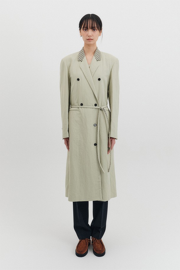 세련된 민트 컬러의 벨티드 롱 코트입니다. 여성스러운 실루엣을 연출하는 스트레이트 핏으로, 가을과 겨울 시즌에 따뜻하게 착용할 수 있습니다. 더블 버튼 여밈과 소뿔 단추, 숄더 패드 디테일이 클래식하고 모던한 분위기를 더합니다. 허리 벨트로 허리 라인을 강조하여 더욱 스타일리시하게 연출할 수 있으며, 파이핑 포켓으로 실용성을 높였습니다. 폴리아미드, 폴리에스터, 울 혼방 소재로 제작되어 부드러운 촉감과 우수한 보온성을 자랑하며, 출근룩, 오피스룩, 겨울 데일리룩 등 다양한 TPO에 활용하기 좋습니다.
