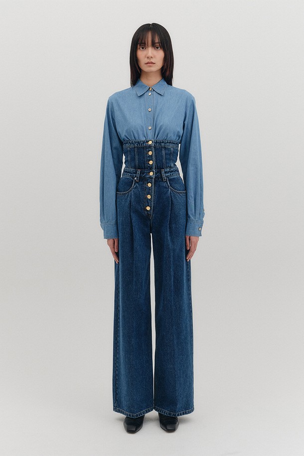 [D] 005 하이 스트럭쳐 와이드 데님 - 블루는 모던하고 클래식한 스타일을 추구하는 여성들을 위한 데님 팬츠입니다. 봄, 가을에 착용하기 좋으며, 뻣뻣한 촉감의 데님 소재로 제작되었습니다. 하이웨스트 디자인에 코르셋 라인 디테일, 센터 허리 플리츠가 더해져 세련된 무드를 연출하며, 골드 로고 버튼 7개와 버튼업 클로저로 포인트를 더했습니다. 와이드핏으로 편안함과 스타일리시함을 동시에 즐길 수 있으며, 데이트룩, 쇼핑룩 등 다양한 TPO에 활용하기 좋습니다.
