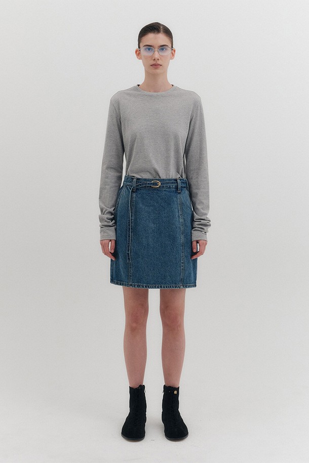 [D] 102 벨티드 데님 미니 스커트 - 블루는 출근룩, 비즈니스 캐주얼, 모임룩에 적합한 아이템입니다. 클래식, 미니멀, 시크한 스타일을 연출하기에 좋으며, 허리 벨트 디테일이 특징입니다. 데님 소재로 제작되어 편안함과 스타일리시함을 동시에 잡았습니다. 어떤 상의와도 잘 어울려 다양한 스타일링을 시도할 수 있습니다. 세련된 디자인으로 당신의 패션 감각을 한층 끌어올릴 것입니다.
