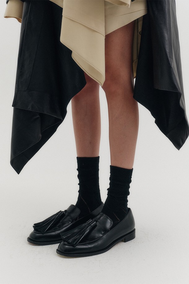 세련된 스타일을 완성하는 레더 테슬 로퍼 - 블랙입니다. 부드러운 소가죽 소재로 제작되어 고급스러운 핏을 선사하며, 라운드 앞코 디자인으로 편안함까지 놓치지 않았습니다. 2.5cm 로우힐 굽으로 안정적인 착화감을 제공하며, 발등의 테슬 장식이 클래식하면서도 세련된 포인트를 더합니다. 오피스룩, 출근룩, 모임룩 등 다양한 TPO에 활용 가능한 데일리 로퍼로, 미니멀, 시크 스타일을 연출하기 좋습니다. 봄, 가을 시즌에 즐겨 신기 좋은 블랙 컬러의 슬립온 로퍼입니다.
