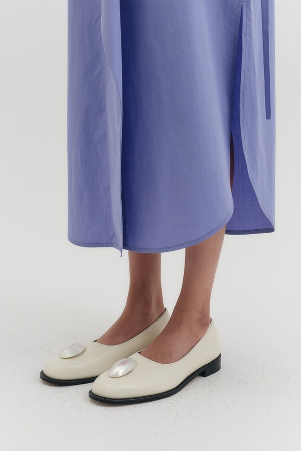 "마더 오브 펄" 로퍼 - 아이보리는 부드러운 소가죽 소재로 제작되어 편안한 착용감을 선사합니다. 2.5cm 로우 힐에 라운드 앞코 디자인으로 발이 편안하며, 슬립온 스타일로 신고 벗기 편리합니다. 아이보리 컬러에 무지 패턴으로 다양한 룩에 매치하기 용이하며, 안감은 가죽으로 마감하여 고급스러움을 더했습니다. 여성스러운 분위기를 연출하는 진주 장식이 포인트로, 출근룩, 오피스룩, 모임룩 등 TPO에 구애 없이 클래식, 미니멀, 캐주얼 스타일을 완성할 수 있습니다.
